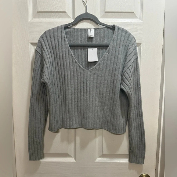 Abound Sweaters - Abound Nordstrom Grey Heather Ribbed Knit V-Neck Cropped Sweater Size Small NWT